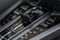 タッチパネル式スイッチを採用する車種が多いのとは対照的に、新型「ヴァンキッシュ」のセンターコンソールには物理的なスイッチ類が整然と並ぶ。