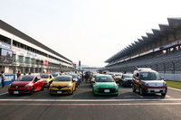 「オール・ルノー・ラン」の走行前に行われた、グリッドウオークの様子。