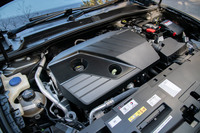 「508」シリーズに設定されるエンジンは、1.6リッターガソリンターボと2リッターディーゼルターボの2種類。「GT BlueHDi」に搭載される後者は、177PSの最高出力と400N・mの最大トルクを発生する。