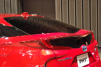 中央がくぼんだリアウィンドウは、「プリウスPHV」のデザインにおける特徴のひとつ。