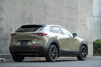 「ジルコンサンドメタリック」の外板色が選択された「CX-30」の特別仕様車「レトロスポーツエディション」。