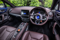 レザーシートに加えて、ブリリアントカーボンやアルミのパーツでスポーティーに演出された「A110 GT」のインテリア。フォーカル製軽量4スピーカー+軽量サブウーファーのサウンドシステムは、同モデル専用の装備となる。無償オプションで左ハンドル仕様が選択できるのもA110の特徴だ。