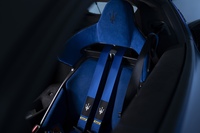 車内で最も特徴的なのは、サベルトの手になるカーボンファイバー製シート。表皮には「ブルーエレットリコ・アルカンターラ」が採用されている。より快適性を重視したスポーツシートも選べる。