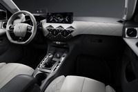 ダッシュボードのステッチやエアコン吹き出し口は、ガソリンエンジン車と同じくダイヤモンドデザインで統一されている。「DS 3クロスバックE-TENSE」の日本導入モデルは右ハンドル仕様になる。