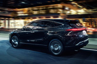 リアまわりは、絞り込まれたキャビン形状や張り出し感が強調されたフェンダー、横一文字のコンビランプが特徴。