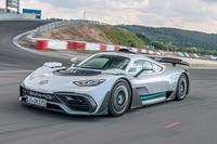 このパフォーマンスを公道でも使用できるように、AMGは排気システムに4つの触媒コンバーターと2つの微粒子フィルターを装備した。