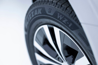 「ブリヂストン・ブリザックWZ-1」は、2025年9月に発売されたスタッドレスタイヤの新製品。「Double Zenith(ダブルゼニス)」というキーワードのとおり、革新技術の投入により、高い氷雪上性能とサステナビリティーを実現している。