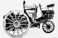 1889年に製作された「プジョー・セルポレ」。リアにスチームエンジンを搭載した蒸気自動車だったが、フレームがその重さに耐えきれず、実用にはならなかった。