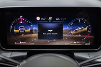 アクセル操作なしでオフロードを一定速走行できる「ヒルディセントコントロール」も装備。大きくて見やすいピッチ&ロール計も表示できる。