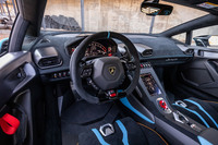 インストゥルメントパネルのデザインは「ウラカンEVO」に準じているが、ドアパネルやセンターコンソールなどがカーボン製に、インナードアオープナーがストラップ式になるなど、軽量化策が施されている。