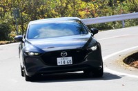 試乗した「ファストバックXバーガンディーセレクション」のFWD・6段AT車のカタログ燃費は17.2km/リッター(WLTCモード)。参考までに同等の装備の「スカイアクティブG 2.0」搭載車は15.6km/リッターとなっている。