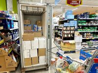 イタリアのスーパーマーケットでは、営業時間中であっても、このように巨大な運搬用ケースなどで通路がふさがれていることがある。