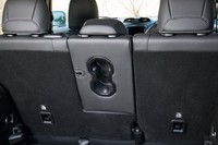 リアシートを荷室側から見たところ。アームレストにはふたなどがなく、カップホルダーは常にむき出しとなる。