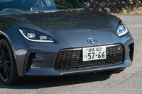 「GRヤリス」などと同じ開口部が四角いフロントグリルが、外観上では「BRZ」ともっとも異なるポイント。赤と黒の「GR」バッジがあしらわれる。