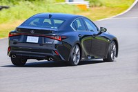 ハイブリッドの「IS300h」はアクセルレスポンスを向上させることで、従来モデルよりスポーティーな性格に。今回試乗したFR車のほか、4WD車もラインナップされる。