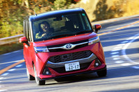 ターボ車ではステアリングのスポーツモードスイッチを押すことで、エンジンのレスポンスを高めることができる。