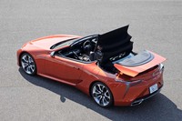 「LC500コンバーチブル」は、50km/h以下であれば走行時でもルーフの開閉ができる。オープン/クローズに要する時間はそれぞれ15秒と16秒。