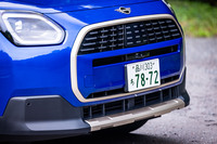 八角形のグリルが印象的な、「MINIカントリーマン」のフロントマスク。ヘッドランプが丸目ではなくフロントマスクに「MINIクーパー」のような愛らしさはないが、ひと目でMINIファミリーとわかるのがすごいところ。
