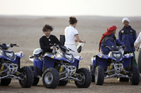 2時間近く砂と格闘して、疲労困憊。カラダも髪の中も砂まみれになってしまいました。