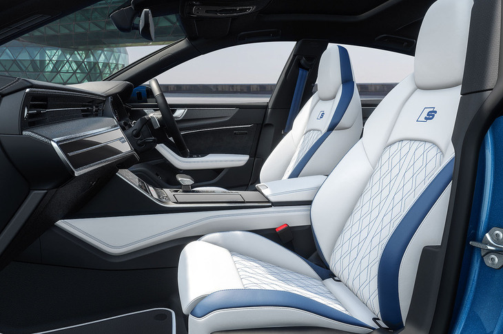 ダイヤモンドシルバーとオーシャンブルーでコーディネートされた「A7スポーツバック エクスクルーシブエディション」のインテリア。