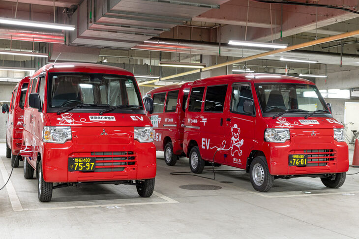 2013年の実証運行開始以来、「三菱ミニキャブ ミーブ/ミニキャブEV」の導入を進めてきた日本郵便。集配に活躍する赤い電動ミニキャブの数は、すでに累計5000台を超えている。