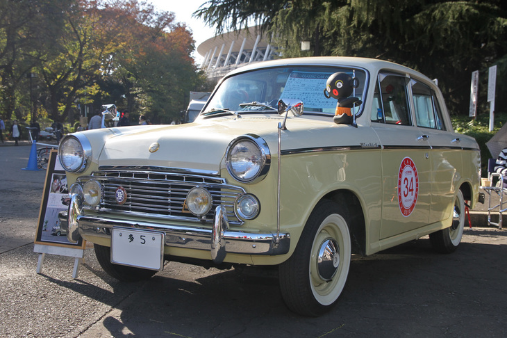 「多5」(多は多摩)のシングルナンバーを付けた1963年「ダットサン・ブルーバード1200ファンシーデラックス」。初代310ブルーバードに追加設定された、日本初の女性向けモデル。