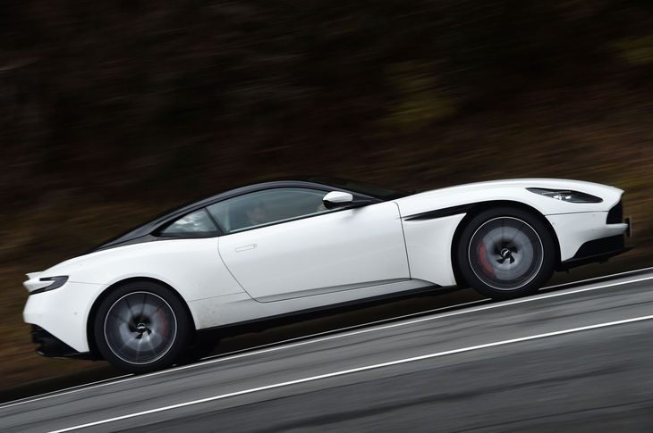 ワンディングロードを駆け抜ける「DB11 V8」。V12エンジン搭載モデルに比べ、115kgの軽量化が実現されている。