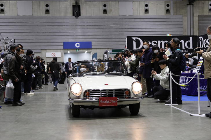 恒例の読者応募による「選ばれし10台」の入場シーン。オーナーがステアリングを握り会場内を自走して登場する、初日の幕開けとなるプログラム。これは最初に現れたホンダ初の市販四輪乗用車である1964年「ホンダS500」。レストアされて新車のような輝きを放っていた。