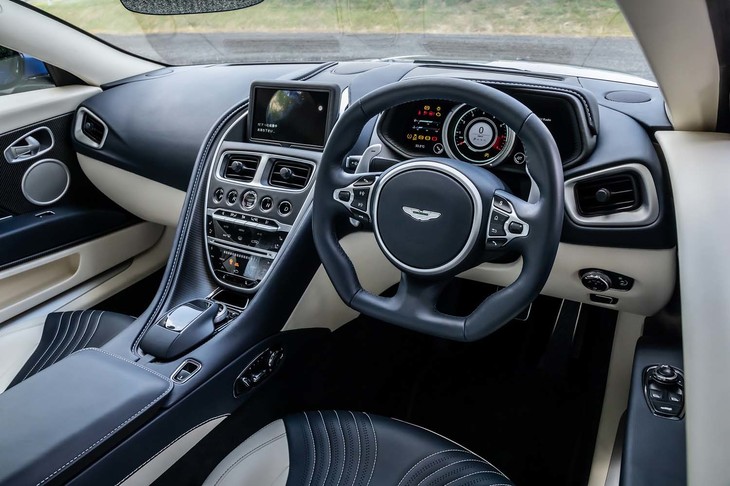 インストゥルメントパネルのデザインは「DB11」を踏襲している。スクエア形状のステアリングホイールの奥に、シフトパドルを配置。