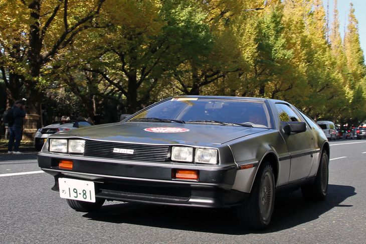 1981年「デロリアンDMC-12」。例年より開催が1週間早かったため、街路樹のいちょうがまだあまり色づいていない。