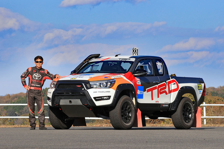 TFDR仕様の「トヨタ・ハイラックス」とTRDオフロードアドバイザーの塙 郁夫氏。同車はキャビン骨格以外がCFRP化されており、大幅に重量が軽減されている。