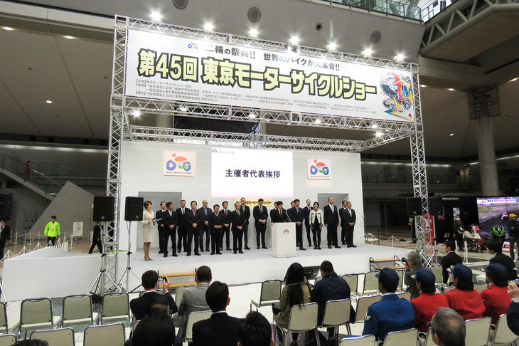 開会のセレモニーが行われ、いよいよ東京モーターサイクルショーがスタート。