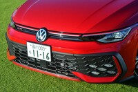 マイナーチェンジで手が加えられたフロントまわり。グリルのラインから一段下へと張り出したヘッドランプのデザインは、初代「ゴルフ」のオマージュだ。グリル上部の紅白のバーと、中央部の丸いVWエンブレムには、イルミネーションが仕込まれている。