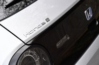 【ホンダeアドバンス】
	ボディーサイズ:全長×全幅×全高=3895×1750×1510mm/ホイールベース:2530mm/車重:1540kg/駆動方式:RWD/モーター:交流同期電動機/最高出力:154PS(113kW)/3497-1万rpm/最大トルク:315N・m(32.1kgf・m)/0-2000rpm/タイヤ:(前)205/45ZR17 88Y XL/(後)225/45ZR17 94Y XL(ミシュラン・パイロットスポーツ4)/一充電最大走行可能距離:259km(WLTCモード)/交流電力量消費率:138Wh/km(WLTCモード)/価格:495万円
	
	【取材時の電費データ】
	テスト距離:268.8km(市街地2:高速道路6:山岳路2)/参考電力消費率:5.1km/kWh(車載電費計計測値)
