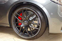 イタリアのピレリといったらもう、欧州製高級車御用達のブルジョアなタイヤである。写真はお値段1774万円の「メルセデスAMG E63 4MATIC+」に装着された「ピレリPゼロ」。