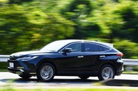 郊外の山道を行く「ハリアー」。コーナリング中のアンダーステアを抑制する「アクティブコーナリングアシスト」が標準装備されている。