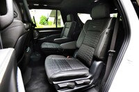 前席同様、2列目シートにもヒーターを装備。改良前のモデルには、2列目にベンチシートを備えた8人乗り仕様も用意されたが、今回の改良で廃止された。