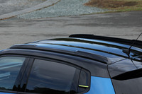 「シトロエンC3ハイブリッド」をSUVらしく見せるルーフレールには、「CITROËN」の文字が刻まれている。