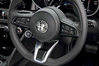 ステアリングホイールの左スポーク上にはクルーズコントロールのスイッチがレイアウトされる。超初期ロットだった試乗車にはシフトパドルが付いていなかったが、今後は標準装備になる予定だという。