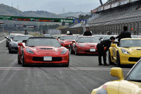 本コースでの走行前、ドライバーに声をかけるインストラクター。