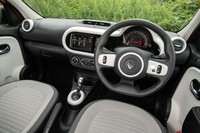 インテリアは白と黒、さらにライトグレーを組み合わせたカラーリングに統一。センターに備わる車載インフォテインメントシステム「イージーリンク」用の7インチ液晶パネルが新しい。