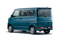 新色となる「デニムブルーメタリック」の外板色をまとった「エブリイワゴン」。