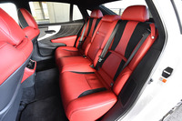 フレアレッドのシートカラー(写真)は、“Fスポーツ”グレードに限り選択可能。