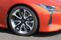 スポークのダイナミックなデザインが特徴的な21インチアルミホイール。ブラックのナットを採用することで精悍(せいかん)さが強調されている。