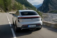 リアのエアアウトレットは新型「マカン」のなかでも「ターボ」専用だ。