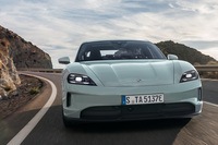 2024年2月にマイナーチェンジを受けた「タイカン」。これもまた、フロントまわりがより「ミッションR」に似たデザインに。