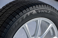 「ブリザックVRX2」では、新開発の「アクティブ発泡ゴム2」の採用に加え、静粛性や耐摩耗性能に配慮した新しいトレッドパターンもトピックとなっている。