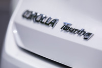 リアゲート左下に貼られた、立体的なデザインの「COROLLA Touring」バッジ。