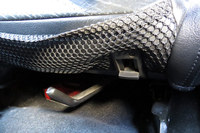 写真向かって左のレバーがスライド、右のレバーがリクライニングの調整機構。たいていのクルマでは、リクライニング調整はシート横のダイヤルで操作するので、初見で「バイパー」のリクライニング調整ができる人はそうはいないと思う。