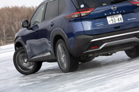 「e-4ORCE」では、「シャシーコントロールECU」が目標とする車両の挙動を決定し、VCM(ビークルコントロールモジュール)とVDCに制御指示値を送信。前後のモーターをVCMで、4輪のブレーキをVDCで制御する。判断を下す“頭脳”をひとつに統合したことも、素早く、緻密で、正確なコントロールの実現に寄与しているという。